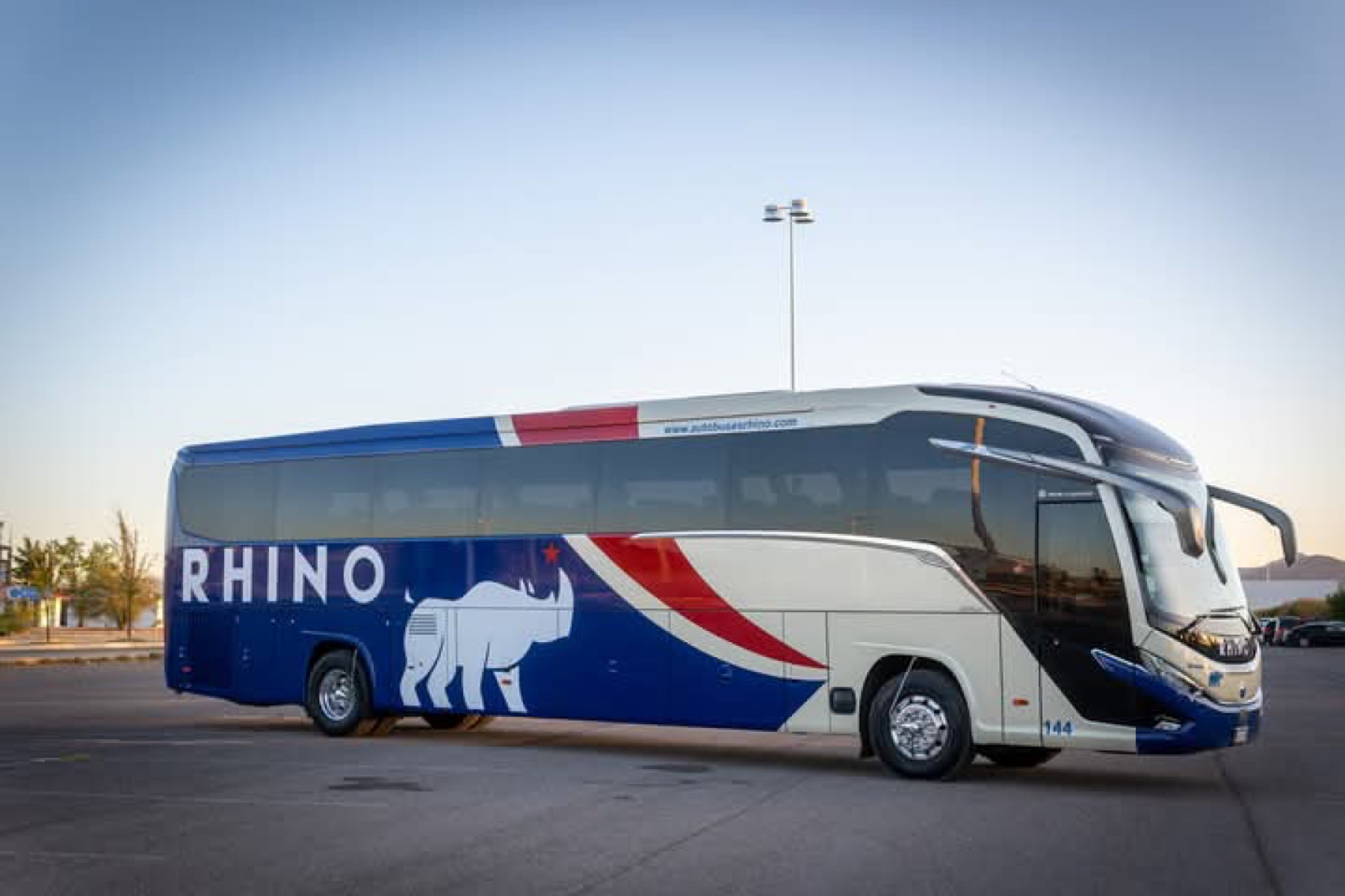 Autobús Rhino de Excursiones Olivas