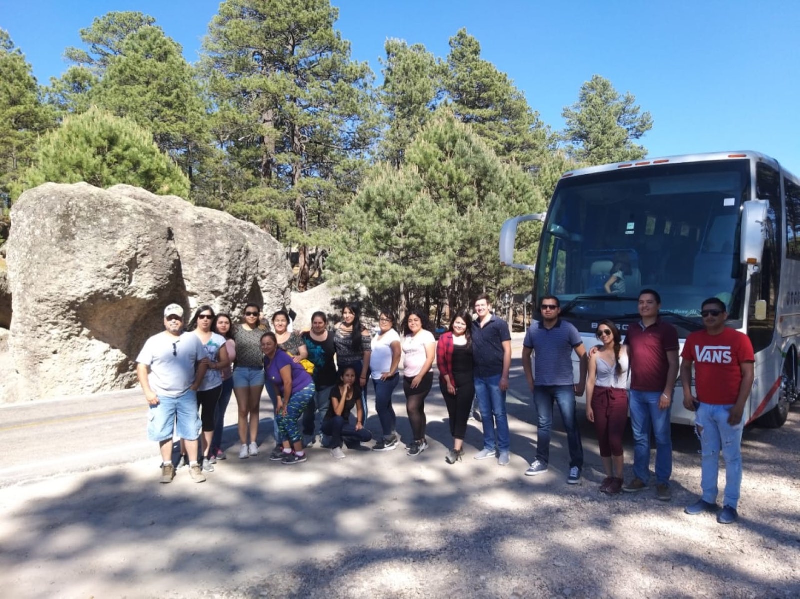 Grupo de viajeros de Excursiones Olivas junto al autobús en la sierra